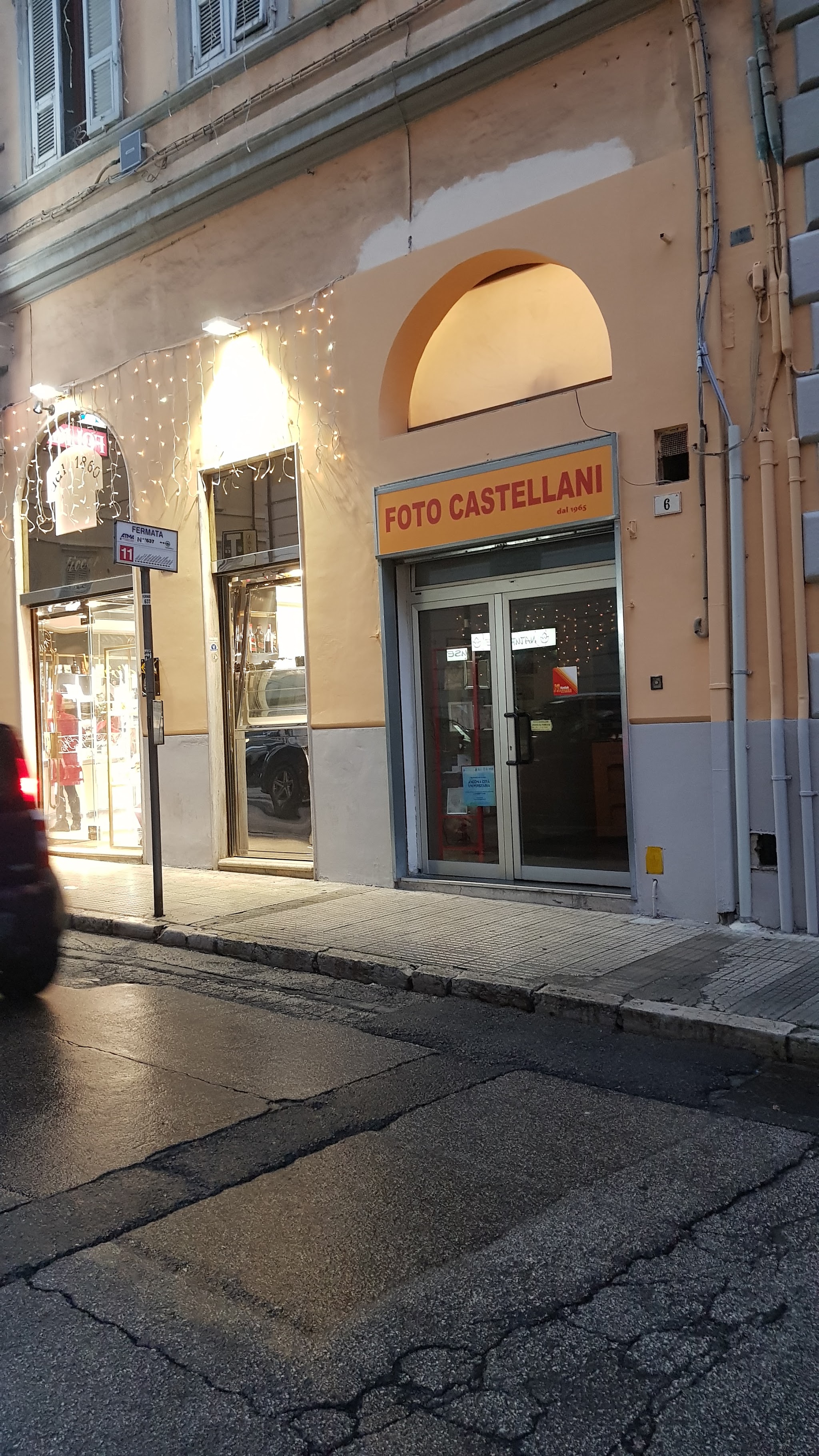 Ingresso di Foto Castellani in Via Marsala ad Ancona