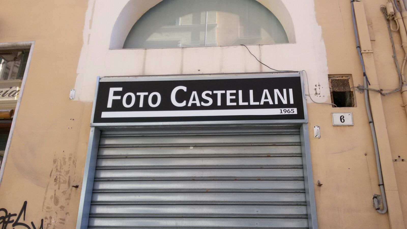 Insegna Foto Castellani con l'anno 1965